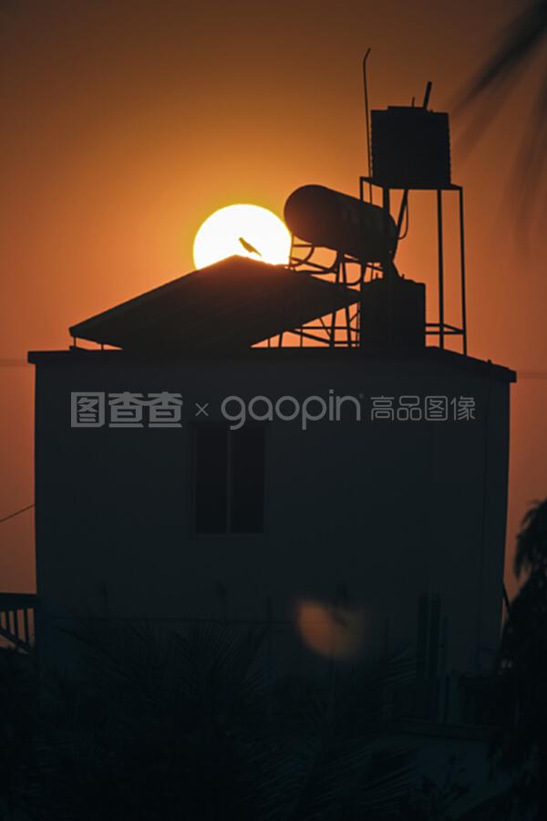 带有热水器的太阳能电池板